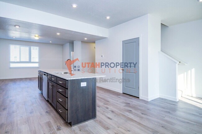 Building Photo - 1043 W 400 S