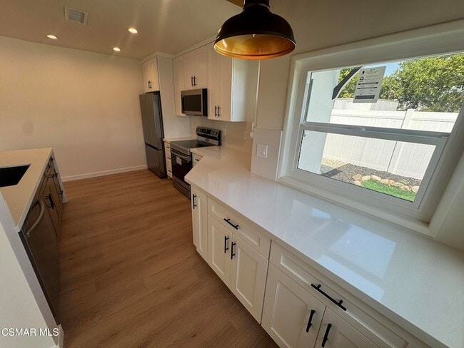 Building Photo - 21420 Chatsworth St