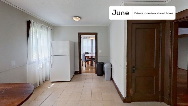 Building Photo - Private bedroom in 4 bed/1 bath Home
