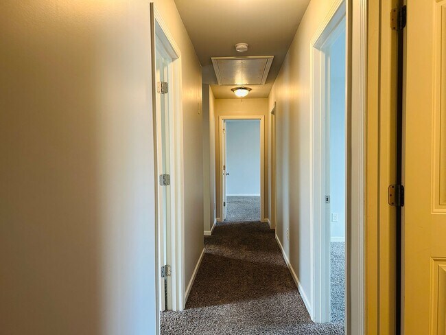 Building Photo - Beautiful 4 bedroom, 2.5 bathroom home In ...