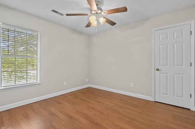 Building Photo - 1382 Center Lake Dr