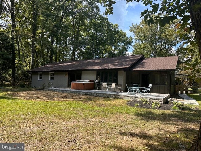 Building Photo - 827 Locust Dr