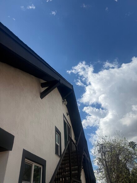 Building Photo - 1226 W Vernon Ave