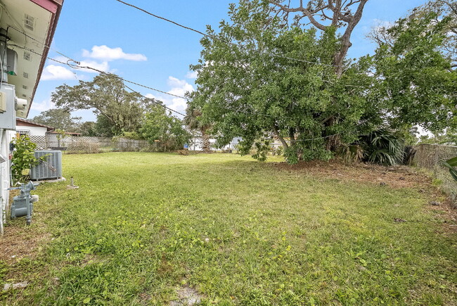 Building Photo - 3 bedrooms with a large fenced yard in Mel...