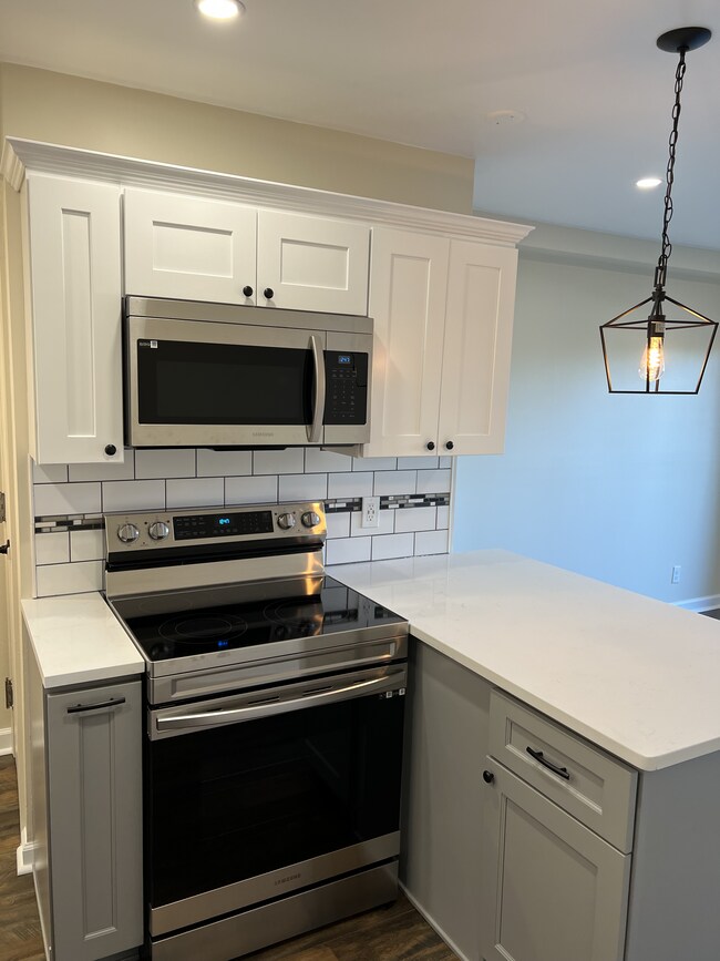 Kitchen - 3 - 149 W Kenilworth Cir
