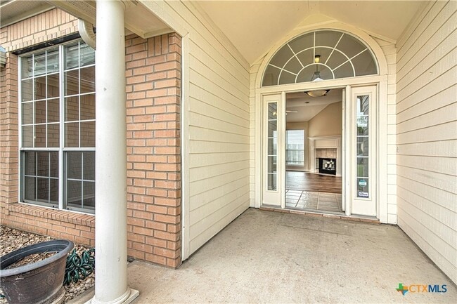 Building Photo - 5005 Warwicke Dr