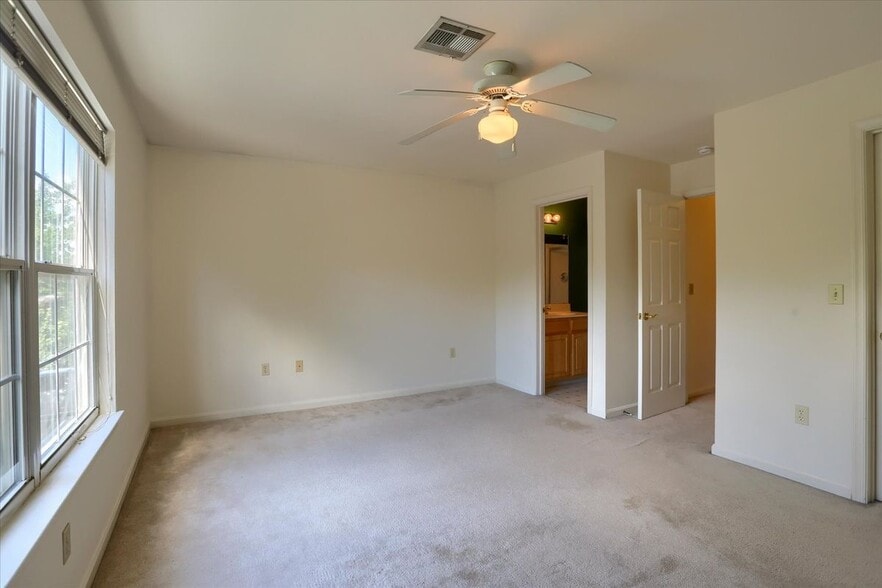 Building Photo - 136 Cardinal Ln