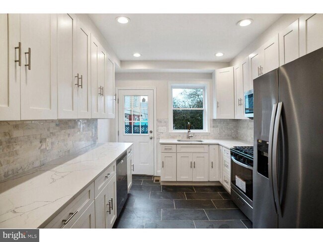 Building Photo - 253 Iona Ave