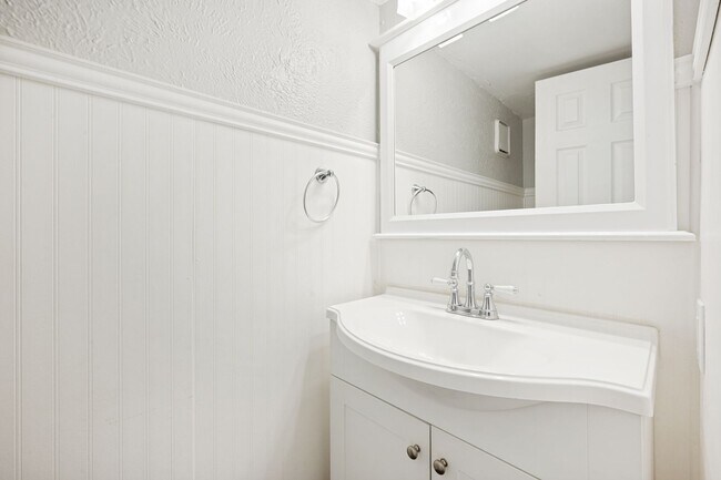 Building Photo - Prime Las Colinas Location! Spacious Condo Minutes from Dining & Entertainment