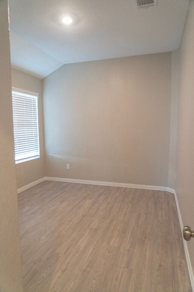 Building Photo - Spacious 3/2 Dream in Converse TX