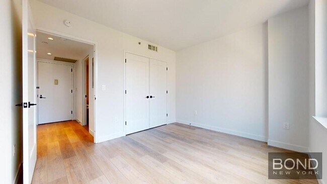 Building Photo - 350 W 45th St
