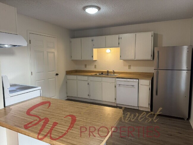 Building Photo - Move in Ready 2 bedroom 1 bath apartment -...