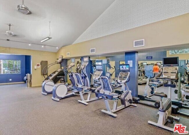 Building Photo - 5530 Owensmouth Ave