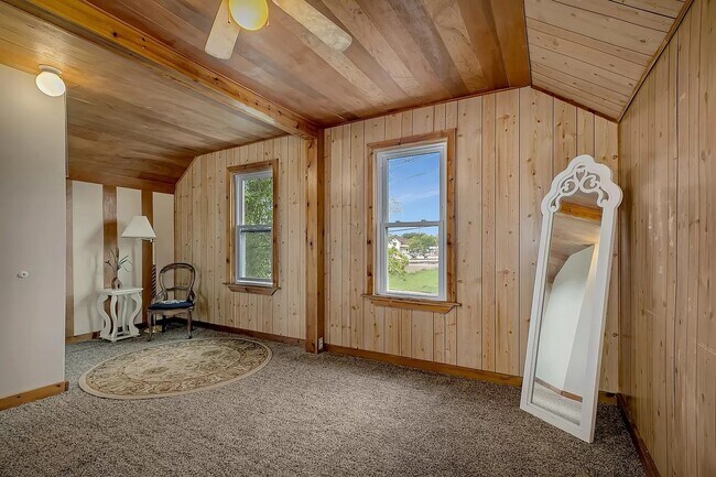 Building Photo - 320 9th Ave N