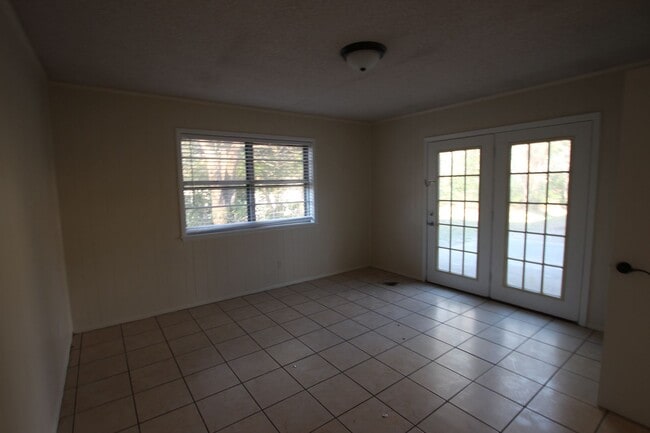 Building Photo - Spacious 3-Bedroom Home in South Tyler – A...