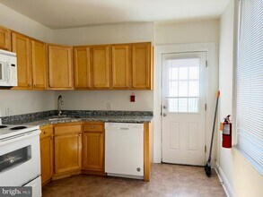 Building Photo - 2528 Poplar St