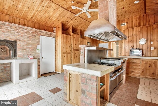 Building Photo - 6561 Shady Side Rd