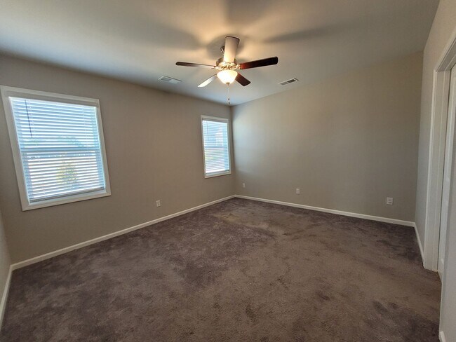 Building Photo - Spacious 4 Bedroom/ 3 Bathroom Home in Lovely Terrell - 2 Car Garage - Washer/Dryer and Lawn Main...