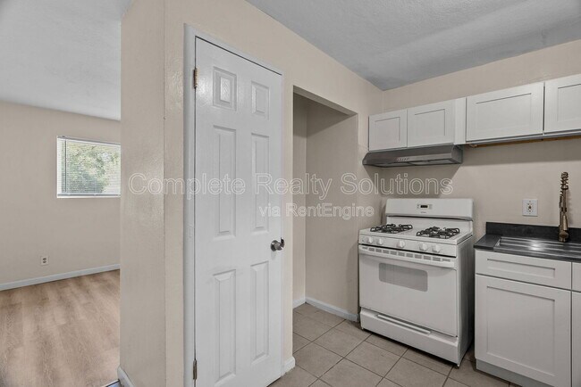 Building Photo - 10140 Earl Dr