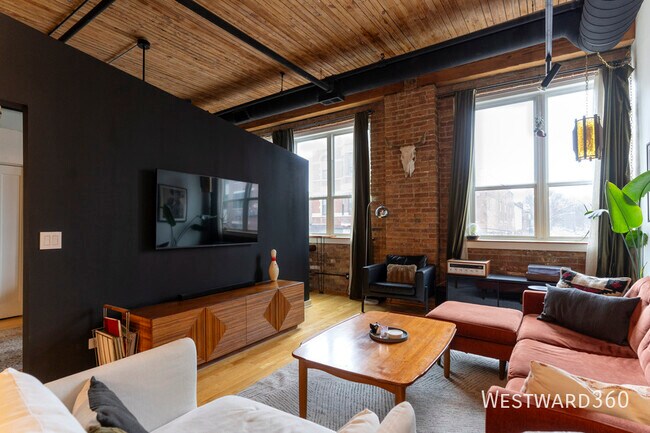Building Photo - 1725 W North Ave