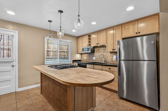 Building Photo - Beautiful Cherry Creek Condo