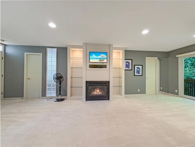 Building Photo - 13900 Hill Ridge Dr