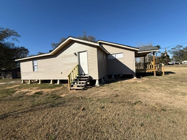 Building Photo - Simple & Comfortable 3 Bedroom Home in Iowa, LA with Large Yard!