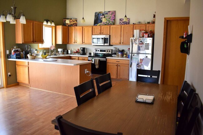 Building Photo - 8A Oak Rd