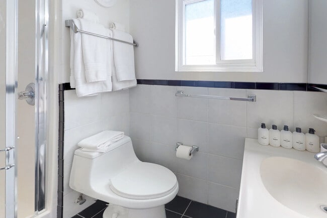 Building Photo - 814 Emily Dr