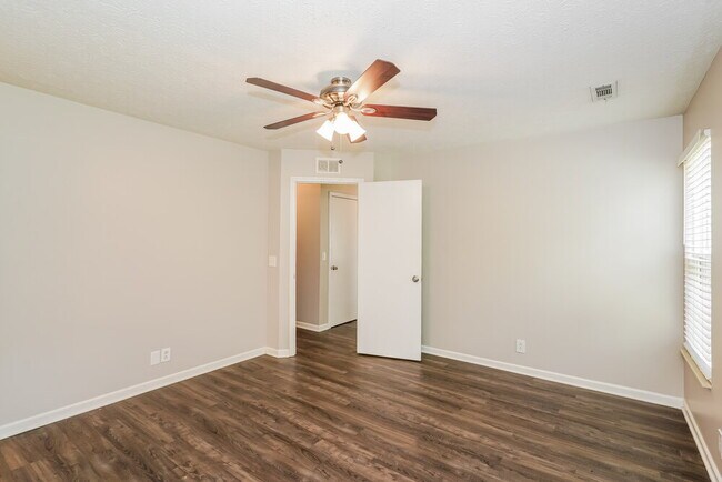 Building Photo - 3005 Creekview Ln