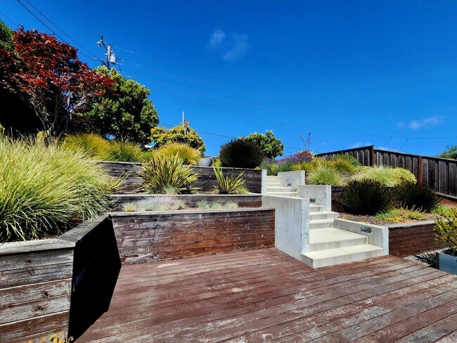 Building Photo - Spacious 5 bedroom house