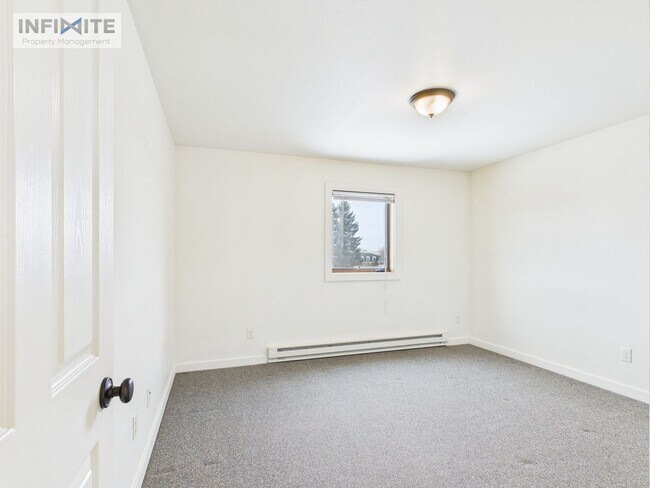 Building Photo - Super Comfy Apartment