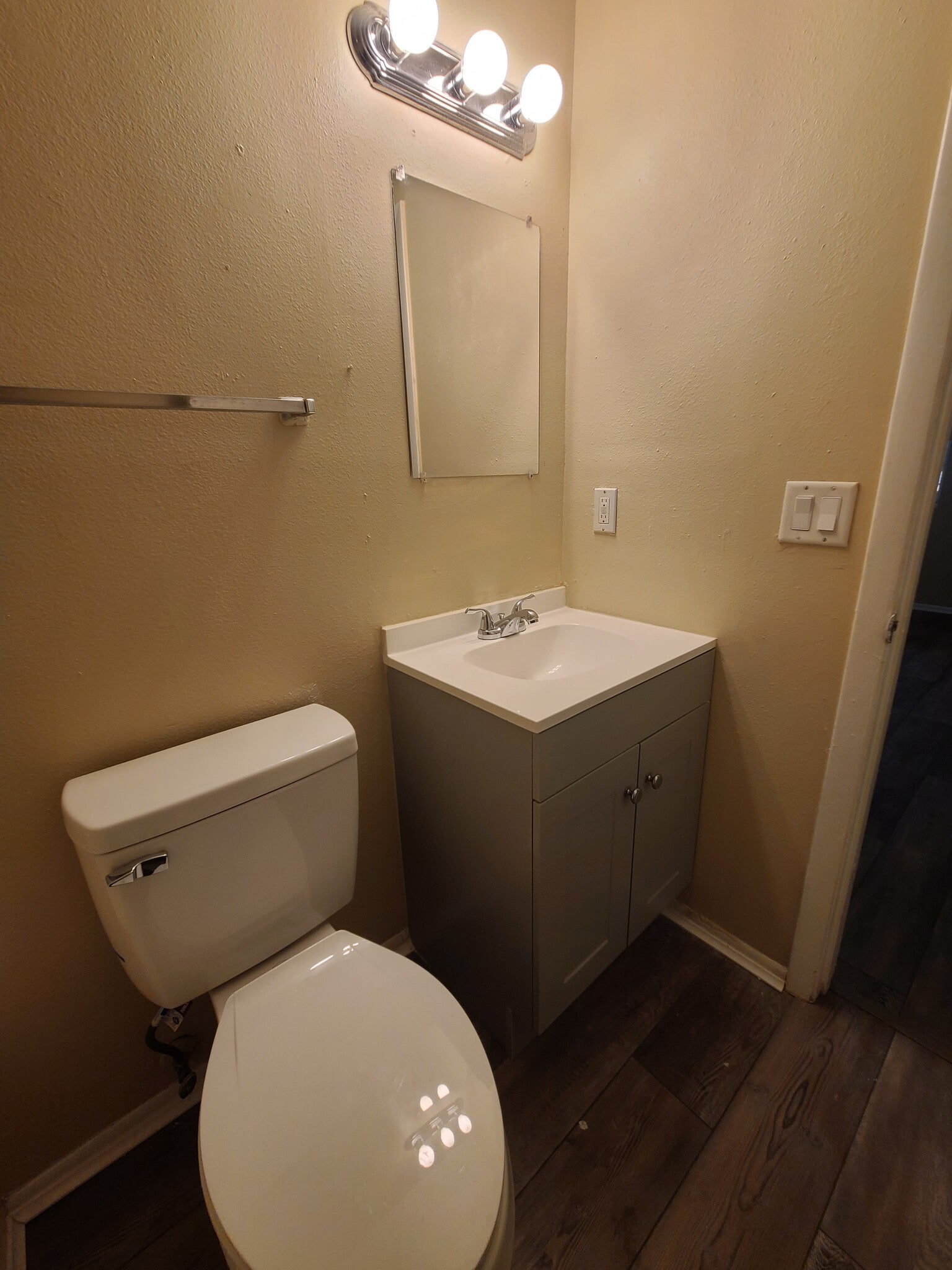 Second bath - 222 Thorntree Pl