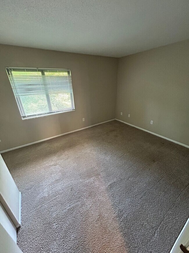 Building Photo - NEW LISTING! 1 Bedroom Apartment in Butler!!!