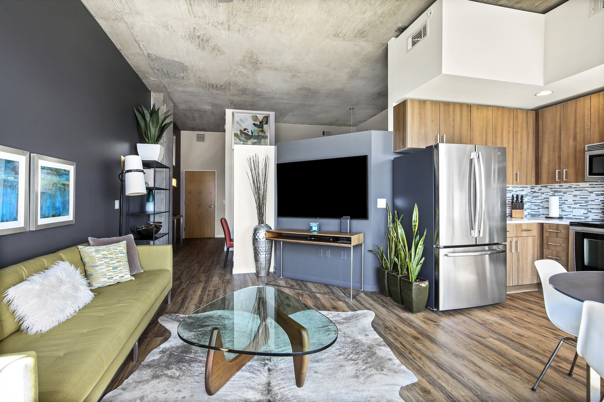 Living area w/ kitchen - 1700 Bassett St