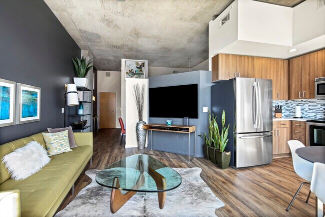 Living area w/ kitchen - 1700 Bassett St