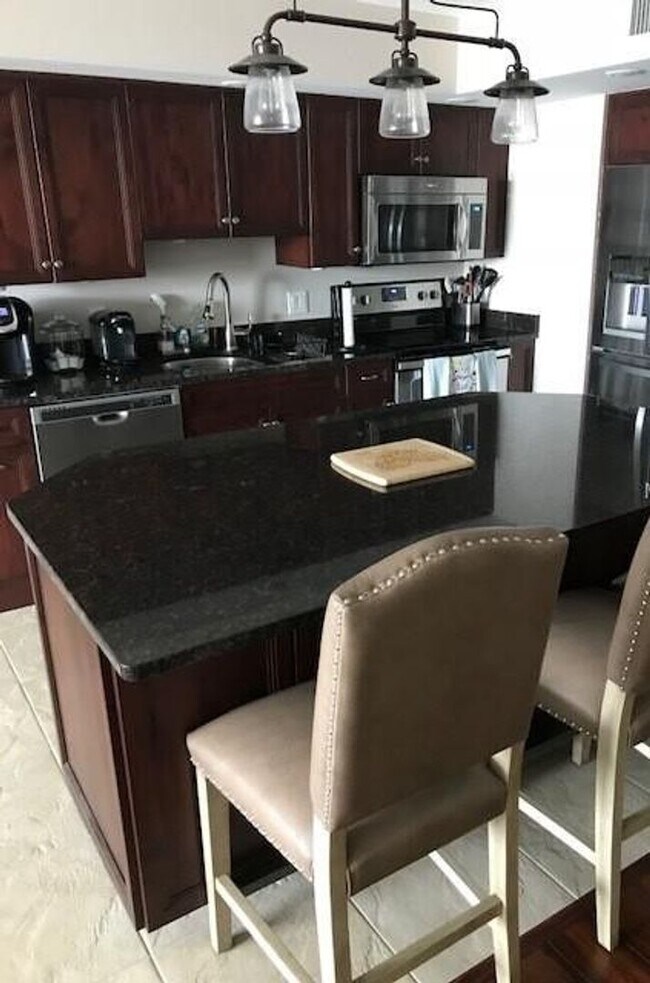 Building Photo - DOWNTOWN 15th FLOOR CONDO! 2 BEDROOM CONDO ! UPDATED! CITY VIEWS!