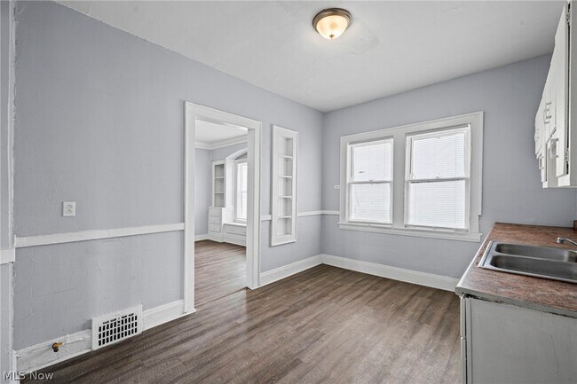 Building Photo - 3455 E 121st St