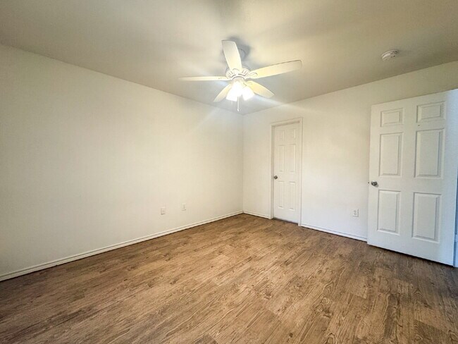 Building Photo - Price REDUCED! 3 Bedroom, 3 Bath, 2 Car Garage Duplex