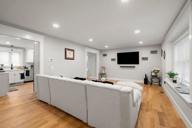 Building Photo - 8 Patrick St