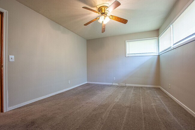 Building Photo - Extremely Spacious 2 Bedroom / 1 Bath Home