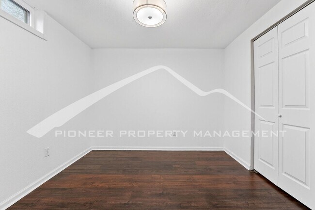 Building Photo - Gorgeous Home with Washer/Dryer and Fenced Yard