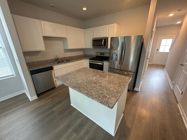 Building Photo - Beautiful 3BR/2.5BA Townhome in a Prime Lo...