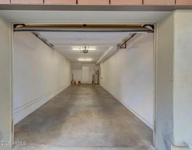 Building Photo - 525 W Lakeside Dr