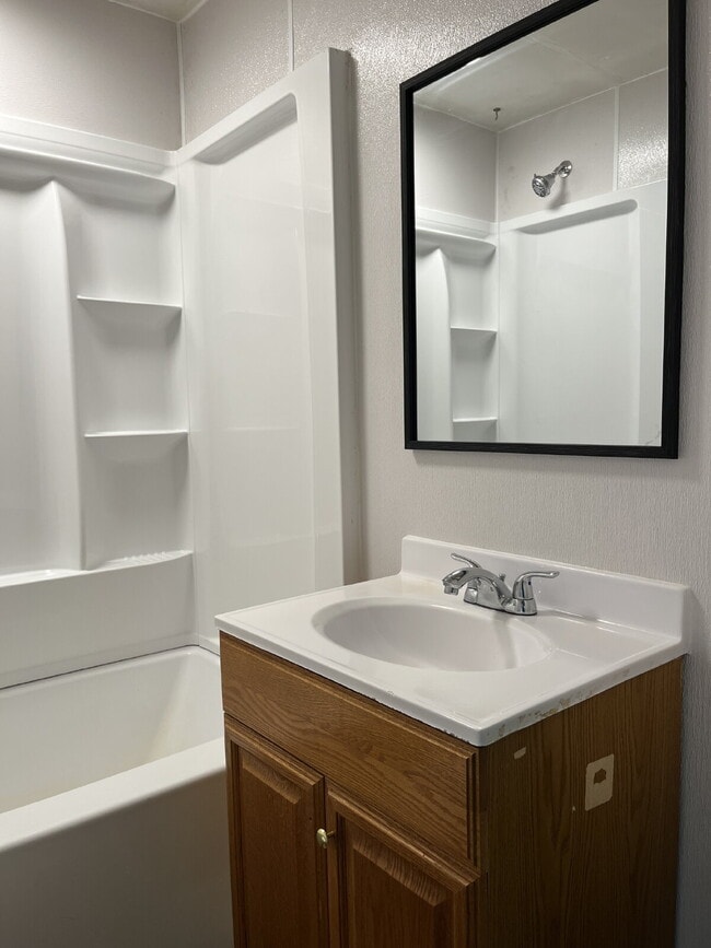 Building Photo - 1 Bedroom Upstairs Duplex