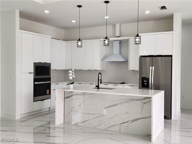 Building Photo - 3302 E 18th St