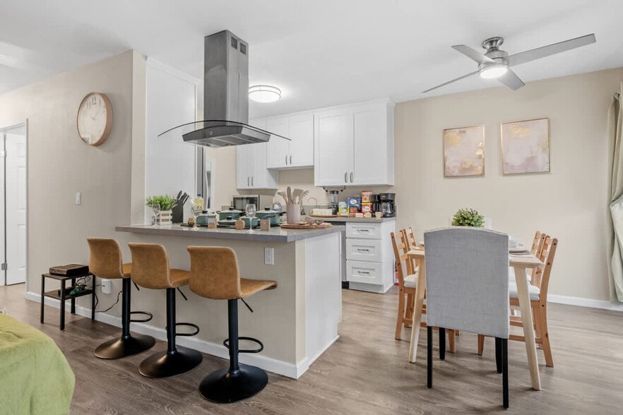 Building Photo - 9504 Carroll Canyon Rd