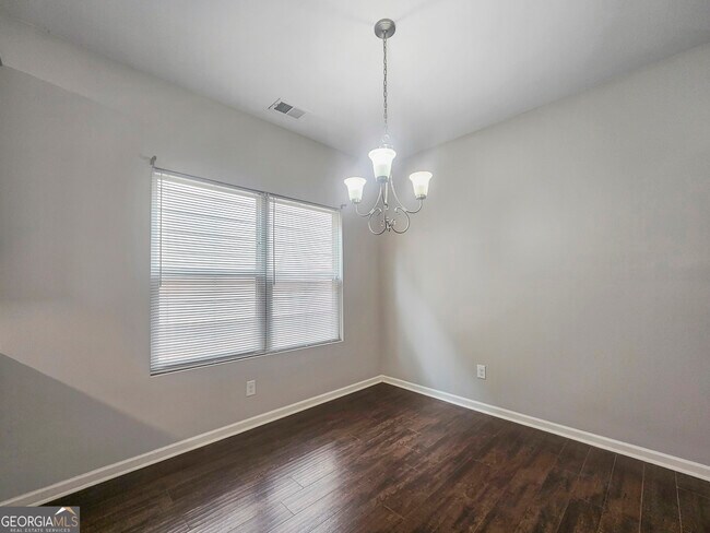Building Photo - 213 Daisy Cir