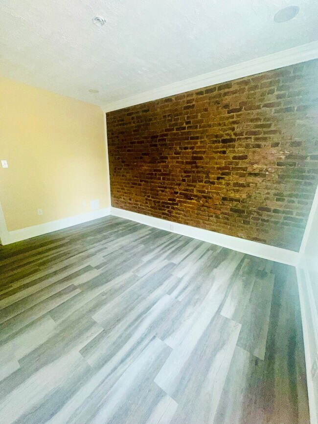 Building Photo - 6 N Dooley Ave
