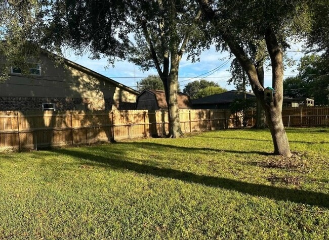 Building Photo - 1707 Ave E